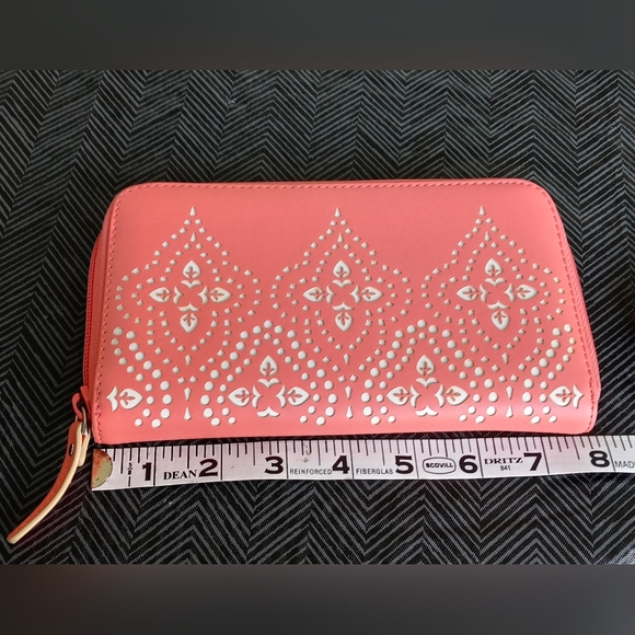 Vera Bradley Paisley cutout design Faux Leather Wallet Zip Around - Picture 1 of 6